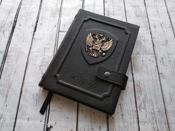 Ежедневник из натуральной кожи с гербом России