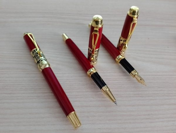 Ручка из красного дерева