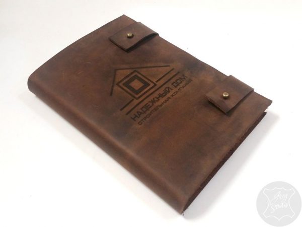 кожаный блокнот с гравировкой логотипа