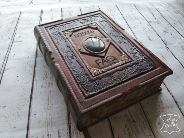 Кожаный ежедневник в виде старинной книги