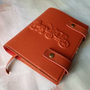 Ежедневник с тиснением кареты