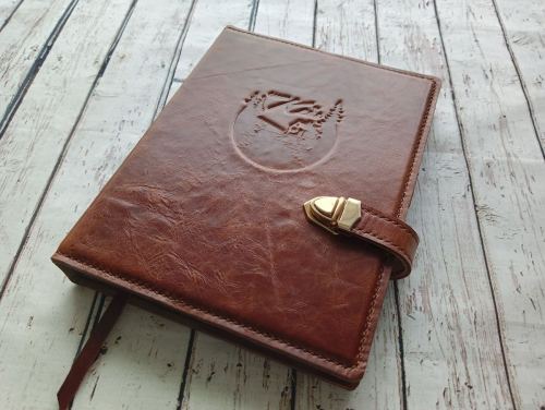 Ежедневник из натуральной кожи с тиснением логотипа