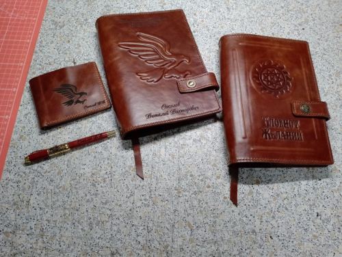 Ежедневник из натуральной кожи с тиснением логотипа