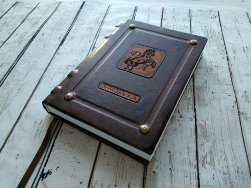 Ежедневник из натуральной кожи с гравировкой логотипа и инициалов