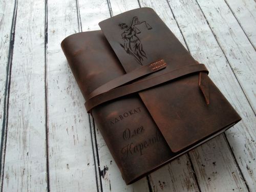 Кожаный ежедневник с рисунком инициалами