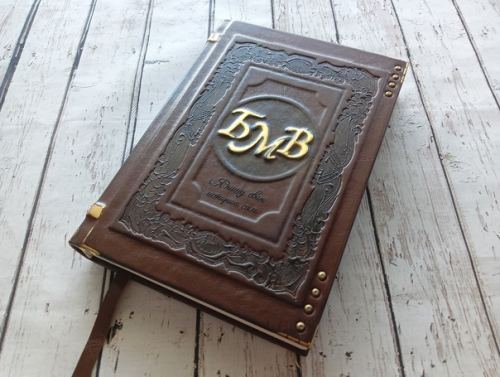 Ежедневник из натуральной кожи с тиснением инициалов