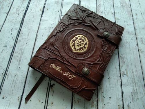 Ежедневник с тиснением рисунка и именной надписи