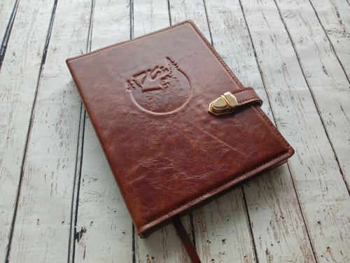 Ежедневник из натуральной кожи с тиснением логотипа