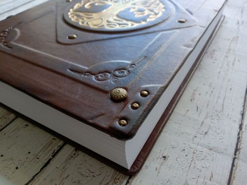 Ежедневник из натуральной кожи с тиснением логотипа