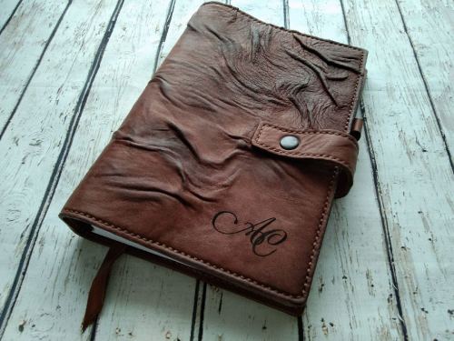 Ежедневник из жатой кожи с гравировкой инициалов