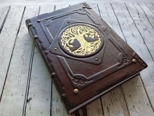 Ежедневник из натуральной кожи с тиснением логотипа