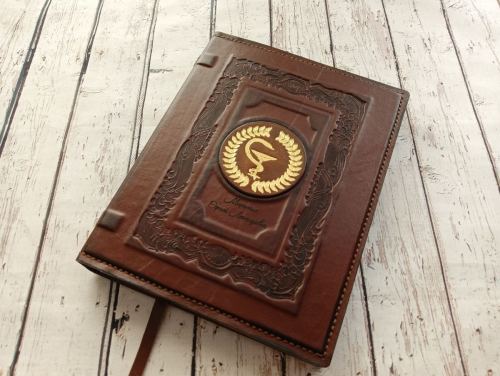 Ежедневник из натуральной кожи с тиснением логотипа