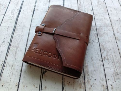 Ежедневник из натуральной кожи с тиснением логотипа