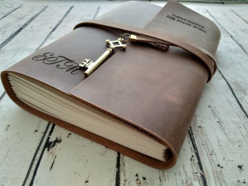 Ежедневник с гравировкой логотипа и именной надписи