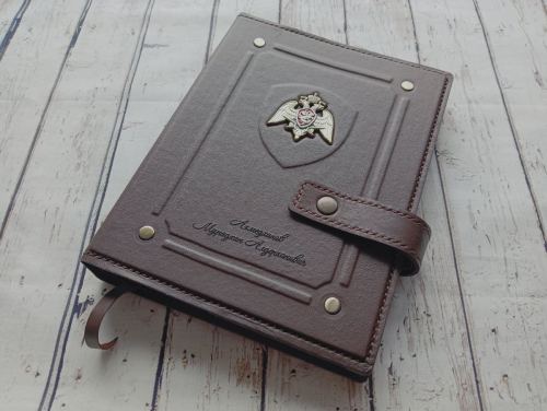 Ежедневник из натуральной кожи с гербом МЧС на обложке
